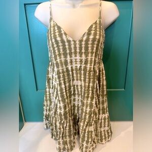 Urban Outfitters, NWOT and so damn cute, white, green, taupe tie-dye pattern, XS